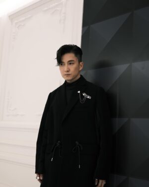 Joel Chan Instagram - 又一年✨⭐️
#恭喜所有得獎嘅兄弟姊妹
#恭喜隱形戰隊
#恭喜新聞女王
Hair @hairculturehk @seikosinhair 
Makeup @chloe0819 
Wardrobe #sacai #alexandermcqueen