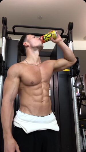 Joel Corry Instagram - How I stay in shape on the road 💪 
@c4energy_eur #mondaymotivation