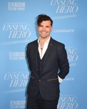 Joel Smallbone Instagram - One premiere closer☝🏽 to the @unsungheromovie nationwide theatrical release🍿 on April 26- this time in the city of angels! 👼🌴 And my, we loved seeing these friendly faces..

A great thank you to everyone who stopped by! #melgibson, @mrkelseygrammer, @zacharylevi, @paulwhausergram, @amybolandhauser…. 🙏🏽🙏🏽

If you’ve yet to, grab your tickets 🎟️ & make April 26th a Family Day at the Theaters with us! ✈️👨‍👩‍👧‍👦🎞️