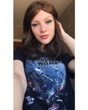 Joelle Instagram - May the 4th be with you! Anyone else binge-watching SW? 😎😋💫
.
.
.
#starwars #maythe4thbewithyou #maythefourthbewithyou #maytheforcebewithyou #joelle #alopecia #girl #hair #wig #london #theforce #brunette #makeup #eyeshadow #blue
