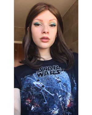 Joelle Instagram - May the 4th be with you! Anyone else binge-watching SW? 😎😋💫
.
.
.
#starwars #maythe4thbewithyou #maythefourthbewithyou #maytheforcebewithyou #joelle #alopecia #girl #hair #wig #london #theforce #brunette #makeup #eyeshadow #blue