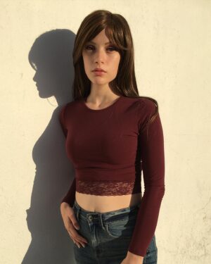 Joelle Instagram - Me and my shadow 👥🌅
.
.
.
#wig #brunette #hair #goldenhour #golden #glow #sun #sunset #eyeshadow #makeup #joelle #girl #shadow #weekend