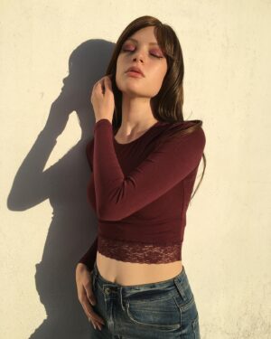 Joelle Instagram - Me and my shadow 👥🌅
.
.
.
#wig #brunette #hair #goldenhour #golden #glow #sun #sunset #eyeshadow #makeup #joelle #girl #shadow #weekend
