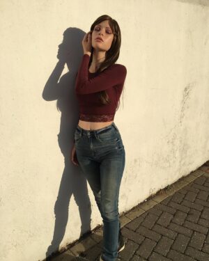 Joelle Instagram - Me and my shadow 👥🌅
.
.
.
#wig #brunette #hair #goldenhour #golden #glow #sun #sunset #eyeshadow #makeup #joelle #girl #shadow #weekend