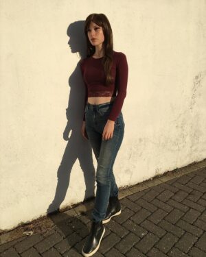 Joelle Instagram - Me and my shadow 👥🌅
.
.
.
#wig #brunette #hair #goldenhour #golden #glow #sun #sunset #eyeshadow #makeup #joelle #girl #shadow #weekend