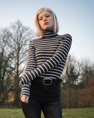 Joelle Instagram - I see you, can you see me? 👀😉
.
.
.
#whitehair #whitewig #wig #girl #turtleneck #eyeliner #makeup #joelle #uk