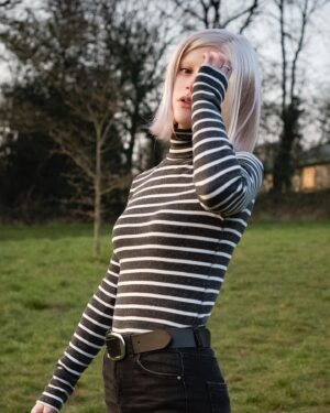 Joelle Instagram - I see you, can you see me? 👀😉
.
.
.
#whitehair #whitewig #wig #girl #turtleneck #eyeliner #makeup #joelle #uk