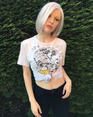 Joelle Instagram - Vintage tee, yellow eyeshadow... ☀️ 🌼🌻
.
.
.
#throwback #summerdays #vintagetee #vintage #yellow #wig #millenniumfalcon #girl #eyelashes #makeup #joelle #london #eyeshadow #retro