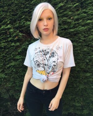 Joelle Instagram - Vintage tee, yellow eyeshadow... ☀️ 🌼🌻
.
.
.
#throwback #summerdays #vintagetee #vintage #yellow #wig #millenniumfalcon #girl #eyelashes #makeup #joelle #london #eyeshadow #retro