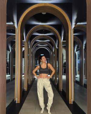 Joelle Farrow Instagram - 21 classes in 31 days. S&T knows how to start the year off strong - (physically and metaphorically) 💪🏼 
You’re going to want to live at their new location at The Well - use my code for your first class on me! 1STSWEATWITHJOELLE