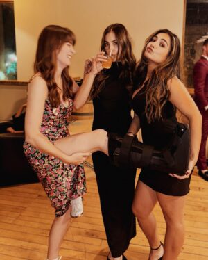 Joelle Farrow Instagram - Happy Christmas Eve Eve ✨