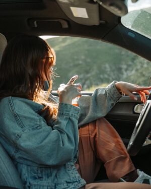 Joelle Farrow Instagram - E-Volvo or Repeat ⚡️😏
This @volvocarusa road trip includes:
- a fully charged battery on the XC40 Recharge 
- unlimited supply of cold brew
- google maps navigation system for my directionally confused brain 
- an unfathomable amount of snacks

@volvocarcanada @volvocars