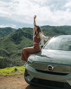 Joelle Farrow Instagram - E-Volvo or Repeat ⚡️😏
This @volvocarusa road trip includes:
- a fully charged battery on the XC40 Recharge 
- unlimited supply of cold brew
- google maps navigation system for my directionally confused brain 
- an unfathomable amount of snacks

@volvocarcanada @volvocars