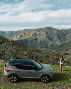 Joelle Farrow Instagram - E-Volvo or Repeat ⚡️😏
This @volvocarusa road trip includes:
- a fully charged battery on the XC40 Recharge 
- unlimited supply of cold brew
- google maps navigation system for my directionally confused brain 
- an unfathomable amount of snacks

@volvocarcanada @volvocars