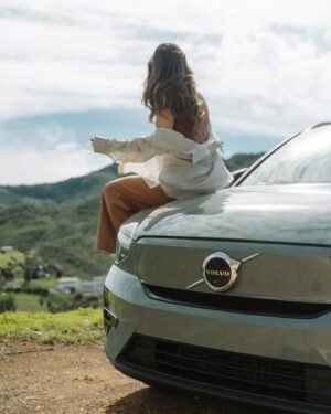 Joelle Farrow Instagram - E-Volvo or Repeat ⚡️😏
This @volvocarusa road trip includes:
- a fully charged battery on the XC40 Recharge 
- unlimited supply of cold brew
- google maps navigation system for my directionally confused brain 
- an unfathomable amount of snacks

@volvocarcanada @volvocars