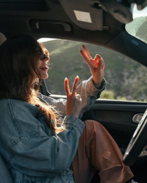 Joelle Farrow Instagram - E-Volvo or Repeat ⚡️😏
This @volvocarusa road trip includes:
- a fully charged battery on the XC40 Recharge 
- unlimited supply of cold brew
- google maps navigation system for my directionally confused brain 
- an unfathomable amount of snacks

@volvocarcanada @volvocars