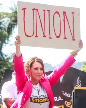 Joely Fisher Instagram - Labor Day.
#laborday #union #work #unity #solidarity #americanworker #labormovement #onstrike.  Photo cred @clutch_pockets_wambli