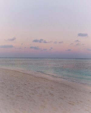 Joey Fisher Instagram - Sunsets at @angsana.velavaru 🌅🌊🐚 @joeyf_