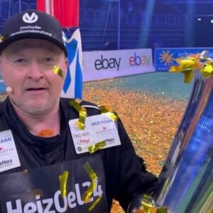 Joey Kelly Instagram - Endlich habe ich eine Autoball-Meisterschaft gewonnen! Autoball ist der einzige Raab-Event, den ich zuvor noch nie gewonnen hatte, war immer nur Zweiter und Dritter, aber jetzt hat es geklappt.
Ich freue mich sehr darüber und gratuliere natürlich auch @sebastianpufpaff , @nathanevanss.ig und @menderesbagci zu den weiteren Plätzen auf dem Siegerpodest.
Vielen Dank an alle, die mir die Daumen gedrückt und mich unterstützt haben. Es hat wahnsinnig viel Spaß gemacht!
Fotos 3-10: Willi Weber / ProSieben
#joeykelly #thekellyfamily #kellyfamily #tvtotal @tvtotal #autoball #autoballem2024 #brainpooltv