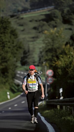 Joey Kelly Instagram - Sei dabei, wenn wir gemeinsam die Höhen erklimmen! 🏔️💨

Möchtest du Teil dieses unvergesslichen Abenteuers werden und gleichzeitig die Bedeutung von mentaler Gesundheit und einer ausgewogenen Ernährung erfahren?

Bewirb dich jetzt hier 👉 tegut.com/joey-kelly und sichere dir die Chance, an unserer Wanderung auf die Zugspitze teilzunehmen! 🌟

#tegut #BewirbdichJetzt #JoeyKelly #gehtgut #laeuftmittegut