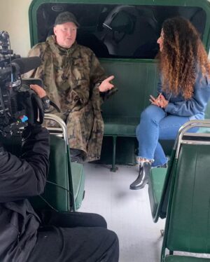 Joey Kelly Instagram - War heute mit @ard.brisant eingeladen bei @joeykelly.official . Er hat mir Survival-Tipps gezeigt 🔥ich weiß jetzt z.B. wie ich mir ein Feuer machen kann & wie Trinkwasser aus einer Birke fließt. 
Vielen Dank, Joey es war mir eine große Freude dich kennenzulernen.
Wer will in Erinnerungen schwelgen und ein handsigniertes Album der Kelly Family? Schreibt mir in die Kommentare! 
Bald zusehen bei uns @ard @ard.brisant @mdr_mitteldeutscherrundfunk 
#survival #moderatorin #kellyfamily