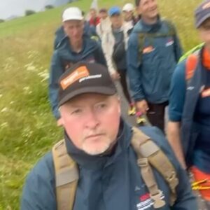 Joey Kelly Instagram - 127 km der @tegut -Challenge von München bis zur Zugspitze sind geschafft. Aktuell sind wir in Garmisch-Partenkirchen und es fehlen uns nur noch 10 km durch das Höllental zur Zugspitze hoch. Gemeinsam sind wir als Gruppe von 10 Leuten gestartet und alle sind noch dabei.  Die Stimmung ist toll, die Tour super organisiert. Wir freuen uns sehr, jetzt gleich zur Zugspitze aufzusteigen. Drückt uns die Daumen, dass das Wetter mitspielt! 
P.S.: Tegut-Chef @thomasgutberlet und ich haben die Leitung der tollen Gruppe der Gewinner als Teamkapitäne übernommen. Vielen Dank Thomas für deine Unterstützung!
#thomasgutberlet #tegut #joeykelly #thekellyfamily #kellyfamily #challenge #münchen #garmischpartenkirchen #zugspitze