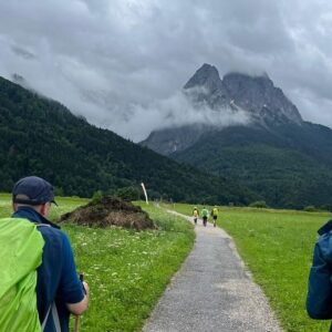Joey Kelly Instagram - 127 km der @tegut -Challenge von München bis zur Zugspitze sind geschafft. Aktuell sind wir in Garmisch-Partenkirchen und es fehlen uns nur noch 10 km durch das Höllental zur Zugspitze hoch. Gemeinsam sind wir als Gruppe von 10 Leuten gestartet und alle sind noch dabei.  Die Stimmung ist toll, die Tour super organisiert. Wir freuen uns sehr, jetzt gleich zur Zugspitze aufzusteigen. Drückt uns die Daumen, dass das Wetter mitspielt! 
P.S.: Tegut-Chef @thomasgutberlet und ich haben die Leitung der tollen Gruppe der Gewinner als Teamkapitäne übernommen. Vielen Dank Thomas für deine Unterstützung!
#thomasgutberlet #tegut #joeykelly #thekellyfamily #kellyfamily #challenge #münchen #garmischpartenkirchen #zugspitze