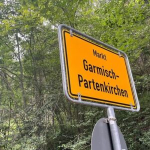 Joey Kelly Instagram - 127 km der @tegut -Challenge von München bis zur Zugspitze sind geschafft. Aktuell sind wir in Garmisch-Partenkirchen und es fehlen uns nur noch 10 km durch das Höllental zur Zugspitze hoch. Gemeinsam sind wir als Gruppe von 10 Leuten gestartet und alle sind noch dabei.  Die Stimmung ist toll, die Tour super organisiert. Wir freuen uns sehr, jetzt gleich zur Zugspitze aufzusteigen. Drückt uns die Daumen, dass das Wetter mitspielt! 
P.S.: Tegut-Chef @thomasgutberlet und ich haben die Leitung der tollen Gruppe der Gewinner als Teamkapitäne übernommen. Vielen Dank Thomas für deine Unterstützung!
#thomasgutberlet #tegut #joeykelly #thekellyfamily #kellyfamily #challenge #münchen #garmischpartenkirchen #zugspitze