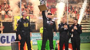Joey Kelly Instagram - Endlich habe ich eine Autoball-Meisterschaft gewonnen! Autoball ist der einzige Raab-Event, den ich zuvor noch nie gewonnen hatte, war immer nur Zweiter und Dritter, aber jetzt hat es geklappt.
Ich freue mich sehr darüber und gratuliere natürlich auch @sebastianpufpaff , @nathanevanss.ig und @menderesbagci zu den weiteren Plätzen auf dem Siegerpodest.
Vielen Dank an alle, die mir die Daumen gedrückt und mich unterstützt haben. Es hat wahnsinnig viel Spaß gemacht!
Fotos 3-10: Willi Weber / ProSieben
#joeykelly #thekellyfamily #kellyfamily #tvtotal @tvtotal #autoball #autoballem2024 #brainpooltv