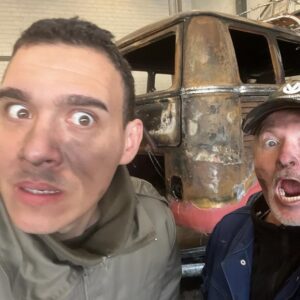 Joey Kelly Instagram - Danke, @survival.mattin.official , für deinen Besuch und deine Hilfe bei der Restaurierung des Bullis! 
Vor ein paar Tagen hat mich Survival Mattin besucht, wir kennen uns von der 3. Staffel von @7vswild . Er ist extra aus Berlin angereist und wir haben zwei Tage zusammen gearbeitet - es war der Hammer! 
Survival Mattin, ich wusste, dass du ein cooler Typ bist, aber ich hatte nicht gedacht, dass du so fucking cool bist. Mattin, du hast einen Freund fürs Leben. Ich freue mich, dich in Berlin auf deinem Campus zu besuchen.
P.S.: Vor einigen Wochen ist uns leider dieser T1 Bulli, den ich zusammen mit @lukelly.official restauriert hatte und mit dem wir von Berlin nach Peking gefahren sind, abgebrannt - eine absolute Katastrophe. Aber wir werden den Bulli zusammen mit unseren Freunden wiederherstellen und instant setzen, denn wir haben damit noch viel vor. 
Die zwei Tage mit Survival Mattin haben wir auch gefilmt und es wird einige Filme dazu auf meinem YouTube-Kanal https://youtube.com/@joeykelly.official geben. Seid gespannt!
#joeykelly #thekellyfamily #kellyfamily #survivalmattin #7vswild #bulli #lukekelly #youtube