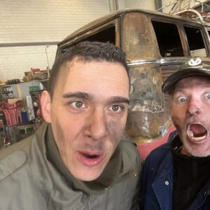 Joey Kelly Instagram - Danke, @survival.mattin.official , für deinen Besuch und deine Hilfe bei der Restaurierung des Bullis! 
Vor ein paar Tagen hat mich Survival Mattin besucht, wir kennen uns von der 3. Staffel von @7vswild . Er ist extra aus Berlin angereist und wir haben zwei Tage zusammen gearbeitet - es war der Hammer! 
Survival Mattin, ich wusste, dass du ein cooler Typ bist, aber ich hatte nicht gedacht, dass du so fucking cool bist. Mattin, du hast einen Freund fürs Leben. Ich freue mich, dich in Berlin auf deinem Campus zu besuchen.
P.S.: Vor einigen Wochen ist uns leider dieser T1 Bulli, den ich zusammen mit @lukelly.official restauriert hatte und mit dem wir von Berlin nach Peking gefahren sind, abgebrannt - eine absolute Katastrophe. Aber wir werden den Bulli zusammen mit unseren Freunden wiederherstellen und instant setzen, denn wir haben damit noch viel vor. 
Die zwei Tage mit Survival Mattin haben wir auch gefilmt und es wird einige Filme dazu auf meinem YouTube-Kanal https://youtube.com/@joeykelly.official geben. Seid gespannt!
#joeykelly #thekellyfamily #kellyfamily #survivalmattin #7vswild #bulli #lukekelly #youtube