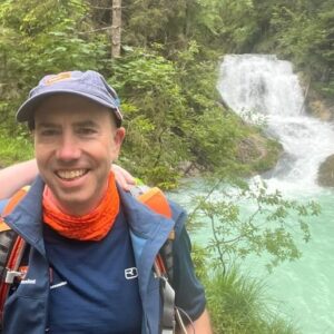 Joey Kelly Instagram - 127 km der @tegut -Challenge von München bis zur Zugspitze sind geschafft. Aktuell sind wir in Garmisch-Partenkirchen und es fehlen uns nur noch 10 km durch das Höllental zur Zugspitze hoch. Gemeinsam sind wir als Gruppe von 10 Leuten gestartet und alle sind noch dabei.  Die Stimmung ist toll, die Tour super organisiert. Wir freuen uns sehr, jetzt gleich zur Zugspitze aufzusteigen. Drückt uns die Daumen, dass das Wetter mitspielt! 
P.S.: Tegut-Chef @thomasgutberlet und ich haben die Leitung der tollen Gruppe der Gewinner als Teamkapitäne übernommen. Vielen Dank Thomas für deine Unterstützung!
#thomasgutberlet #tegut #joeykelly #thekellyfamily #kellyfamily #challenge #münchen #garmischpartenkirchen #zugspitze