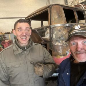 Joey Kelly Instagram - Danke, @survival.mattin.official , für deinen Besuch und deine Hilfe bei der Restaurierung des Bullis! 
Vor ein paar Tagen hat mich Survival Mattin besucht, wir kennen uns von der 3. Staffel von @7vswild . Er ist extra aus Berlin angereist und wir haben zwei Tage zusammen gearbeitet - es war der Hammer! 
Survival Mattin, ich wusste, dass du ein cooler Typ bist, aber ich hatte nicht gedacht, dass du so fucking cool bist. Mattin, du hast einen Freund fürs Leben. Ich freue mich, dich in Berlin auf deinem Campus zu besuchen.
P.S.: Vor einigen Wochen ist uns leider dieser T1 Bulli, den ich zusammen mit @lukelly.official restauriert hatte und mit dem wir von Berlin nach Peking gefahren sind, abgebrannt - eine absolute Katastrophe. Aber wir werden den Bulli zusammen mit unseren Freunden wiederherstellen und instant setzen, denn wir haben damit noch viel vor. 
Die zwei Tage mit Survival Mattin haben wir auch gefilmt und es wird einige Filme dazu auf meinem YouTube-Kanal https://youtube.com/@joeykelly.official geben. Seid gespannt!
#joeykelly #thekellyfamily #kellyfamily #survivalmattin #7vswild #bulli #lukekelly #youtube