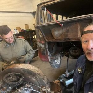 Joey Kelly Instagram - Danke, @survival.mattin.official , für deinen Besuch und deine Hilfe bei der Restaurierung des Bullis! 
Vor ein paar Tagen hat mich Survival Mattin besucht, wir kennen uns von der 3. Staffel von @7vswild . Er ist extra aus Berlin angereist und wir haben zwei Tage zusammen gearbeitet - es war der Hammer! 
Survival Mattin, ich wusste, dass du ein cooler Typ bist, aber ich hatte nicht gedacht, dass du so fucking cool bist. Mattin, du hast einen Freund fürs Leben. Ich freue mich, dich in Berlin auf deinem Campus zu besuchen.
P.S.: Vor einigen Wochen ist uns leider dieser T1 Bulli, den ich zusammen mit @lukelly.official restauriert hatte und mit dem wir von Berlin nach Peking gefahren sind, abgebrannt - eine absolute Katastrophe. Aber wir werden den Bulli zusammen mit unseren Freunden wiederherstellen und instant setzen, denn wir haben damit noch viel vor. 
Die zwei Tage mit Survival Mattin haben wir auch gefilmt und es wird einige Filme dazu auf meinem YouTube-Kanal https://youtube.com/@joeykelly.official geben. Seid gespannt!
#joeykelly #thekellyfamily #kellyfamily #survivalmattin #7vswild #bulli #lukekelly #youtube