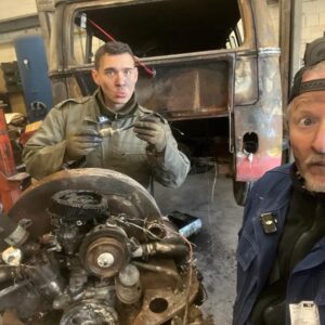 Joey Kelly Instagram - Danke, @survival.mattin.official , für deinen Besuch und deine Hilfe bei der Restaurierung des Bullis! 
Vor ein paar Tagen hat mich Survival Mattin besucht, wir kennen uns von der 3. Staffel von @7vswild . Er ist extra aus Berlin angereist und wir haben zwei Tage zusammen gearbeitet - es war der Hammer! 
Survival Mattin, ich wusste, dass du ein cooler Typ bist, aber ich hatte nicht gedacht, dass du so fucking cool bist. Mattin, du hast einen Freund fürs Leben. Ich freue mich, dich in Berlin auf deinem Campus zu besuchen.
P.S.: Vor einigen Wochen ist uns leider dieser T1 Bulli, den ich zusammen mit @lukelly.official restauriert hatte und mit dem wir von Berlin nach Peking gefahren sind, abgebrannt - eine absolute Katastrophe. Aber wir werden den Bulli zusammen mit unseren Freunden wiederherstellen und instant setzen, denn wir haben damit noch viel vor. 
Die zwei Tage mit Survival Mattin haben wir auch gefilmt und es wird einige Filme dazu auf meinem YouTube-Kanal https://youtube.com/@joeykelly.official geben. Seid gespannt!
#joeykelly #thekellyfamily #kellyfamily #survivalmattin #7vswild #bulli #lukekelly #youtube
