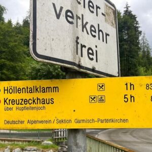 Joey Kelly Instagram - 127 km der @tegut -Challenge von München bis zur Zugspitze sind geschafft. Aktuell sind wir in Garmisch-Partenkirchen und es fehlen uns nur noch 10 km durch das Höllental zur Zugspitze hoch. Gemeinsam sind wir als Gruppe von 10 Leuten gestartet und alle sind noch dabei.  Die Stimmung ist toll, die Tour super organisiert. Wir freuen uns sehr, jetzt gleich zur Zugspitze aufzusteigen. Drückt uns die Daumen, dass das Wetter mitspielt! 
P.S.: Tegut-Chef @thomasgutberlet und ich haben die Leitung der tollen Gruppe der Gewinner als Teamkapitäne übernommen. Vielen Dank Thomas für deine Unterstützung!
#thomasgutberlet #tegut #joeykelly #thekellyfamily #kellyfamily #challenge #münchen #garmischpartenkirchen #zugspitze