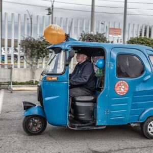 Joey Kelly Instagram - Morgen (Mittwoch, 14.02.2024) strahlt @rtlzwei ab 20:15 Uhr die 7. Folge des Doku-Formats „Joey Kelly und Familie - Roadtrip Panamericana“ aus.
2 Kontinente, 15 Länder und rund 30.000 Kilometer - das ist die Panamericana, die längste Straße der Welt, Gemeinsam mit meiner Frau @tanjakelly.official und meinen Kindern @lukelly.official , @leonkelly.official , @lilliankelly.official und Lisann haben wir das Abenteuer in einem alten Wohnmobil und ohne einen Cent in der Tasche von Kanada nach Argentinien gewagt. Unsere Herausforderung: Wir sind auf Spenden angewiesen, die wir unter anderem durch Straßenmusik und Aushilfsjobs sammeln. In Kanada haben wir noch nicht geahnt, dass es streckenweise äußerst spannend und gefährlich für uns werden würde.
Die siebte Folge hat den Titel „Über 90 Straßensperren in Peru“. In Peru treten wir im Zirkus als Clown und Sänger auf, erhalten jedoch keinen finanziellen Ertrag. In Lima plane ich den Verkauf meiner Gibson-Les-Paul-Gitarre, um die Reise fortsetzen zu können. Unruhen in Peru und Straßensperrungen erschweren unsere Weiterreise. Wir feiern zwei Geburtstage und gehen mit einem TukTuk auf Entdeckungstour. Seid gespannt und schaut mal rein!
Weitere Folgen immer mittwochs von 20:15 Uhr bis 22:15 Uhr auf RTLZWEI. 
#joeykelly #thekellyfamily #kellyfamily #tanjaniethenkelly #lukekelly #leonkelly #lilliankelly #lisannkelly #panamericana #challenge #roadtrip #doku #rtlzwei #peru Fotos: @benito__barajas