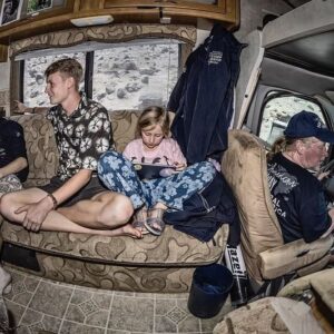 Joey Kelly Instagram - Morgen (Mittwoch, 14.02.2024) strahlt @rtlzwei ab 20:15 Uhr die 7. Folge des Doku-Formats „Joey Kelly und Familie - Roadtrip Panamericana“ aus.
2 Kontinente, 15 Länder und rund 30.000 Kilometer - das ist die Panamericana, die längste Straße der Welt, Gemeinsam mit meiner Frau @tanjakelly.official und meinen Kindern @lukelly.official , @leonkelly.official , @lilliankelly.official und Lisann haben wir das Abenteuer in einem alten Wohnmobil und ohne einen Cent in der Tasche von Kanada nach Argentinien gewagt. Unsere Herausforderung: Wir sind auf Spenden angewiesen, die wir unter anderem durch Straßenmusik und Aushilfsjobs sammeln. In Kanada haben wir noch nicht geahnt, dass es streckenweise äußerst spannend und gefährlich für uns werden würde.
Die siebte Folge hat den Titel „Über 90 Straßensperren in Peru“. In Peru treten wir im Zirkus als Clown und Sänger auf, erhalten jedoch keinen finanziellen Ertrag. In Lima plane ich den Verkauf meiner Gibson-Les-Paul-Gitarre, um die Reise fortsetzen zu können. Unruhen in Peru und Straßensperrungen erschweren unsere Weiterreise. Wir feiern zwei Geburtstage und gehen mit einem TukTuk auf Entdeckungstour. Seid gespannt und schaut mal rein!
Weitere Folgen immer mittwochs von 20:15 Uhr bis 22:15 Uhr auf RTLZWEI. 
#joeykelly #thekellyfamily #kellyfamily #tanjaniethenkelly #lukekelly #leonkelly #lilliankelly #lisannkelly #panamericana #challenge #roadtrip #doku #rtlzwei #peru Fotos: @benito__barajas