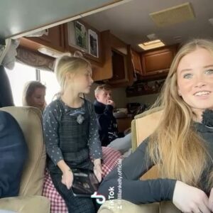 Joey Kelly Instagram - Morgen (Mittwoch, 07.02.2024) strahlt @rtlzwei ab 20:15 Uhr die 6. Folge des Doku-Formats „Joey Kelly und Familie - Roadtrip Panamericana“ aus.. 
2 Kontinente, 15 Länder und rund 30.000 Kilometer - das ist die Panamericana, die längste Straße der Welt, Gemeinsam mit meiner Frau @tanjakelly.official und meinen Kindern @lukelly.official , @leonkelly.official , @lilliankelly.official und Lisann haben wir das Abenteuer in einem alten Wohnmobil und ohne einen Cent in der Tasche von Kanada nach Argentinien gewagt. Unsere Herausforderung: Wir sind auf Spenden angewiesen, die wir unter anderem durch Straßenmusik und Aushilfsjobs sammeln. In Kanada haben wir noch nicht geahnt, dass es streckenweise äußerst spannend und gefährlich für uns werden würde.
Die sechste Folge hat den Titel „Abenteuer am und um den Amazonas“. Mehr als die Hälfte der Strecke liegt nun hinter uns. In Kolumbien handeln wir um Benzin gegen Tequila, während in Ecuador nicht nur eine löchrige Brücke eine Herausforderung für uns darstellt, sondern wir auch kulinarisch mit Innereien, Raupen und anderen unerwarteten Speisen an unsere Grenzen stoßen. In Peru erleben wir schließlich einen Müllschock, aber durch meine Zirkusvergangenheit in der Manege auch spannende Abenteuer. Schaut mal rein!
Weitere Folgen immer mittwochs von 20:15 Uhr bis 22:15 Uhr auf RTLZWEI. 
#joeykelly #thekellyfamily #kellyfamily #tanjaniethenkelly #lukekelly #leonkelly #lilliankelly #lisannkelly #panamericana #challenge #roadtrip #doku #rtlzwei #kolumbien #ecuador #peru
Fotos: @benito__barajas