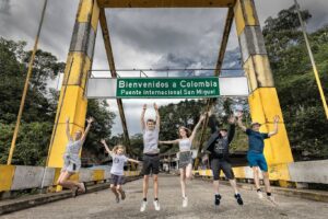 Joey Kelly Instagram - Morgen (Mittwoch, 31.01.2024) strahlt @rtlzwei ab 20:15 Uhr die 5. Folge des Doku-Formats „Joey Kelly und Familie - Roadtrip Panamericana“ aus.. 
2 Kontinente, 15 Länder und rund 30.000 Kilometer - das ist die Panamericana, die längste Straße der Welt, Gemeinsam mit meiner Frau @tanjakelly.official und meinen Kindern @lukelly.official , @leonkelly.official , @lilliankelly.official und Lisann haben wir das Abenteuer in einem alten Wohnmobil und ohne einen Cent in der Tasche von Kanada nach Argentinien gewagt. Unsere Herausforderung: Wir sind auf Spenden angewiesen, die wir unter anderem durch Straßenmusik und Aushilfsjobs sammeln. In Kanada haben wir noch nicht geahnt, dass es streckenweise äußerst spannend und gefährlich für uns werden würde.
Die fünfte Folge hat den Titel „Familientreffen, Fahrzeugpannen und kolumbianische Überraschungen“. Strapaziöse Grenzübertritte, die uns gefährlicher als in Mexiko erschienen, machen uns auf dem Weg zu schaffen. In Kolumbien treffen wir Tanja, Lillian und Lisann wieder und bekommen es mit einem defekten Motor zu tun. Wir besuchen eine Kaffeeplantage und werden beim „Carnaval de Negros y Blancos“ Teil eines traditionellen Rituals. Seid gespannt und schaut rein!
Weitere Folgen immer mittwochs von 20:15 Uhr bis 22:15 Uhr auf RTLZWEI. 
#joeykelly #thekellyfamily #kellyfamily #tanjaniethenkelly #lukekelly #leonkelly #lilliankelly #lisannkelly #panamericana #challenge #roadtrip #doku #rtlzwei #kolumbien #carnavaldenegrosyblancos 
Fotos: @benito__barajas