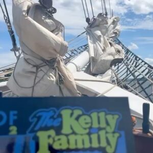 Joey Kelly Instagram - Ich bin heute in Rostock auf der Santa Barbara Anna. Das Schiff besitzen wir als @thekellyfamilyofficial seit 30 Jahren, benannt nach meiner Mutter Barbara Anna.
Mit dabei ist heute @stella_gleim mit den Teilnehmern vom Team @bemer_group_europe vom @rtlwirhelfenkindern -Spendenmarathon.
Vielen Dank für die große Spende im vergangenen Jahr und dass ihr den Spendenmarathon auch in diesem Jahr wieder tatkräftig als eines der Top Teams unterstützt.
Die Santa Barbara Anna liegt seit 20 Jahren im Hafen von Rostock. Wir hatten heute mit 25 Grad Celsius bei Windstärke 6 perfektes Wetter für einen Segeltörn.
Es war der absolute Hammer. Vielen Dank nochmals!
P.S.: Vielen Dank auch an den Verein Bramschot, der das Schiff betreut. Ich liebe euch dafür, dass ihr euch so gut um das Schiff kümmert.
#joeykelly #thekellyfamily #kellyfamily #stellagleim #bemer #santabarbaraanna #rtlspendenmarathon #bramschot #rostock