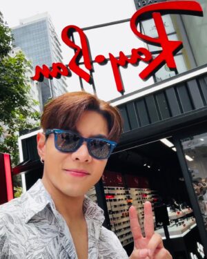 Joey Law Instagram - 四副眼鏡裏便邊你最鍾意邊副呢 🌝 
OPTICAL 88 @optical88hk 今年同Ray-Ban及Oakley喺旺角家樂坊Gala Place舉辦戶外同運動為主題嘅POP-UP STORE⭐，今次Ray-Ban展示嘅產品非常齊全，有眼鏡88 獨家款式🕶️，亦有齊最適合亞洲人面形嘅款式；除咗Ray-Ban大賣嘅Aviator、Wayfarer及Clubmaster外，更加有型爆嘅Pulse系列，及最特別嘅Ray-Ban x 法拉利系列，款式應有盡有！有時間快啲去家樂坊睇吓啦💁🏽‍♂️
而家買產品仲會有獨家優惠，快啲去睇啦，買定副 放暑假！
#optical88hk #optical88 #眼鏡88 #看得真聽得清 #讓你活得自在如初 #raybanhk #oakleyhk #optical88summerpop #galaplace #家樂坊 @optical88hk @rayban