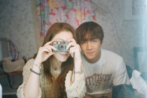 Joey Law Instagram - 你要相信，世上總有一個人願意用樸素的方式愛你，不是撩，也不是套路，就是那種單純的想對你好，忍不住的那種。

很喜歡 #程天暉 視點中 的 #呂靜海 
Tonight 傻佬眼中的癲婆 🤪🧟‍♀️🫶🏻🤫👀
多謝你 @lawjoey 🦥