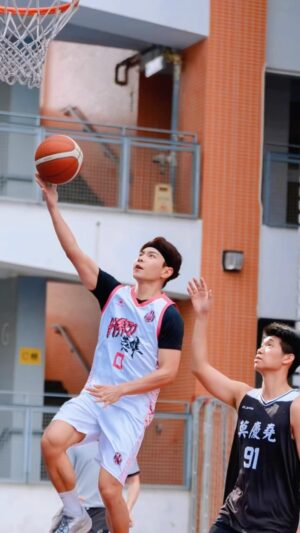 Joey Law Instagram - Friends who ball together stay together 🏀
@hero_basketball_team 
📷 @spostephen