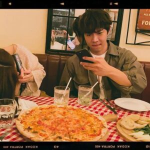 Joey Law Instagram - 你要相信，世上總有一個人願意用樸素的方式愛你，不是撩，也不是套路，就是那種單純的想對你好，忍不住的那種。

很喜歡 #程天暉 視點中 的 #呂靜海 
Tonight 傻佬眼中的癲婆 🤪🧟‍♀️🫶🏻🤫👀
多謝你 @lawjoey 🦥