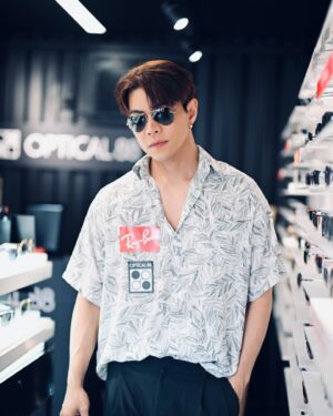 Joey Law Instagram - 四副眼鏡裏便邊你最鍾意邊副呢 🌝 
OPTICAL 88 @optical88hk 今年同Ray-Ban及Oakley喺旺角家樂坊Gala Place舉辦戶外同運動為主題嘅POP-UP STORE⭐，今次Ray-Ban展示嘅產品非常齊全，有眼鏡88 獨家款式🕶️，亦有齊最適合亞洲人面形嘅款式；除咗Ray-Ban大賣嘅Aviator、Wayfarer及Clubmaster外，更加有型爆嘅Pulse系列，及最特別嘅Ray-Ban x 法拉利系列，款式應有盡有！有時間快啲去家樂坊睇吓啦💁🏽‍♂️
而家買產品仲會有獨家優惠，快啲去睇啦，買定副 放暑假！
#optical88hk #optical88 #眼鏡88 #看得真聽得清 #讓你活得自在如初 #raybanhk #oakleyhk #optical88summerpop #galaplace #家樂坊 @optical88hk @rayban