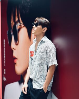 Joey Law Instagram - 四副眼鏡裏便邊你最鍾意邊副呢 🌝 
OPTICAL 88 @optical88hk 今年同Ray-Ban及Oakley喺旺角家樂坊Gala Place舉辦戶外同運動為主題嘅POP-UP STORE⭐，今次Ray-Ban展示嘅產品非常齊全，有眼鏡88 獨家款式🕶️，亦有齊最適合亞洲人面形嘅款式；除咗Ray-Ban大賣嘅Aviator、Wayfarer及Clubmaster外，更加有型爆嘅Pulse系列，及最特別嘅Ray-Ban x 法拉利系列，款式應有盡有！有時間快啲去家樂坊睇吓啦💁🏽‍♂️
而家買產品仲會有獨家優惠，快啲去睇啦，買定副 放暑假！
#optical88hk #optical88 #眼鏡88 #看得真聽得清 #讓你活得自在如初 #raybanhk #oakleyhk #optical88summerpop #galaplace #家樂坊 @optical88hk @rayban