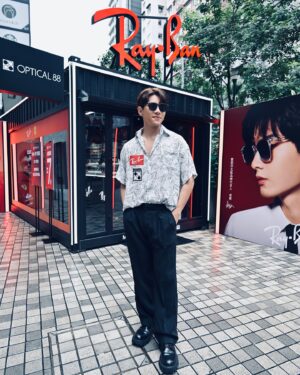 Joey Law Instagram - 四副眼鏡裏便邊你最鍾意邊副呢 🌝 
OPTICAL 88 @optical88hk 今年同Ray-Ban及Oakley喺旺角家樂坊Gala Place舉辦戶外同運動為主題嘅POP-UP STORE⭐，今次Ray-Ban展示嘅產品非常齊全，有眼鏡88 獨家款式🕶️，亦有齊最適合亞洲人面形嘅款式；除咗Ray-Ban大賣嘅Aviator、Wayfarer及Clubmaster外，更加有型爆嘅Pulse系列，及最特別嘅Ray-Ban x 法拉利系列，款式應有盡有！有時間快啲去家樂坊睇吓啦💁🏽‍♂️
而家買產品仲會有獨家優惠，快啲去睇啦，買定副 放暑假！
#optical88hk #optical88 #眼鏡88 #看得真聽得清 #讓你活得自在如初 #raybanhk #oakleyhk #optical88summerpop #galaplace #家樂坊 @optical88hk @rayban