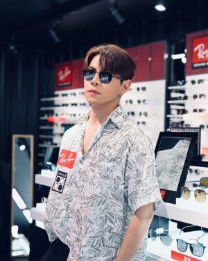 Joey Law Instagram - 四副眼鏡裏便邊你最鍾意邊副呢 🌝 
OPTICAL 88 @optical88hk 今年同Ray-Ban及Oakley喺旺角家樂坊Gala Place舉辦戶外同運動為主題嘅POP-UP STORE⭐，今次Ray-Ban展示嘅產品非常齊全，有眼鏡88 獨家款式🕶️，亦有齊最適合亞洲人面形嘅款式；除咗Ray-Ban大賣嘅Aviator、Wayfarer及Clubmaster外，更加有型爆嘅Pulse系列，及最特別嘅Ray-Ban x 法拉利系列，款式應有盡有！有時間快啲去家樂坊睇吓啦💁🏽‍♂️
而家買產品仲會有獨家優惠，快啲去睇啦，買定副 放暑假！
#optical88hk #optical88 #眼鏡88 #看得真聽得清 #讓你活得自在如初 #raybanhk #oakleyhk #optical88summerpop #galaplace #家樂坊 @optical88hk @rayban