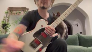 John 5 Instagram - I just wanna clarify and clear things up here there was a false news story saying I was using backing tracks and I find it very comical so check it out and here is an example very simple technique